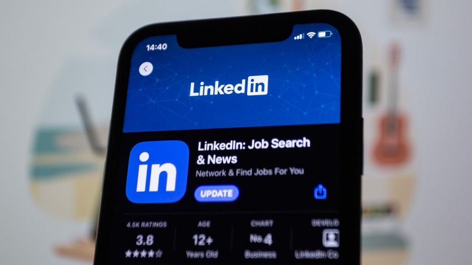 Imagem de um smartphone exibindo a tela do aplicativo LinkedIn, destacando-se como ferramenta de networking e busca de oportunidades profissionais.