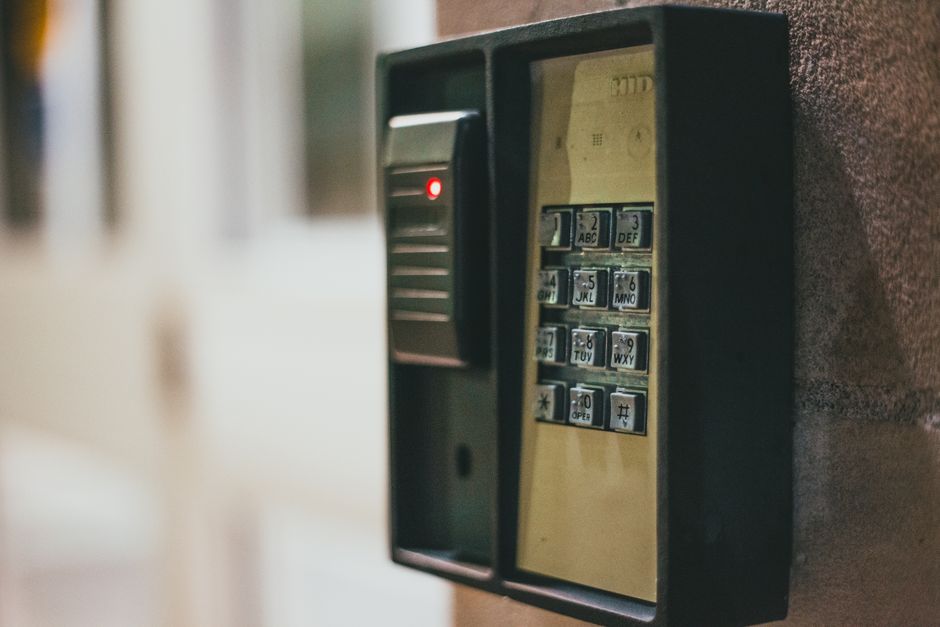 Imagem de um sistema de acesso eletrônico, possivelmente um controle de entrada, utilizado para segurança ou gestão de acesso em ambientes comerciais ou residenciais.