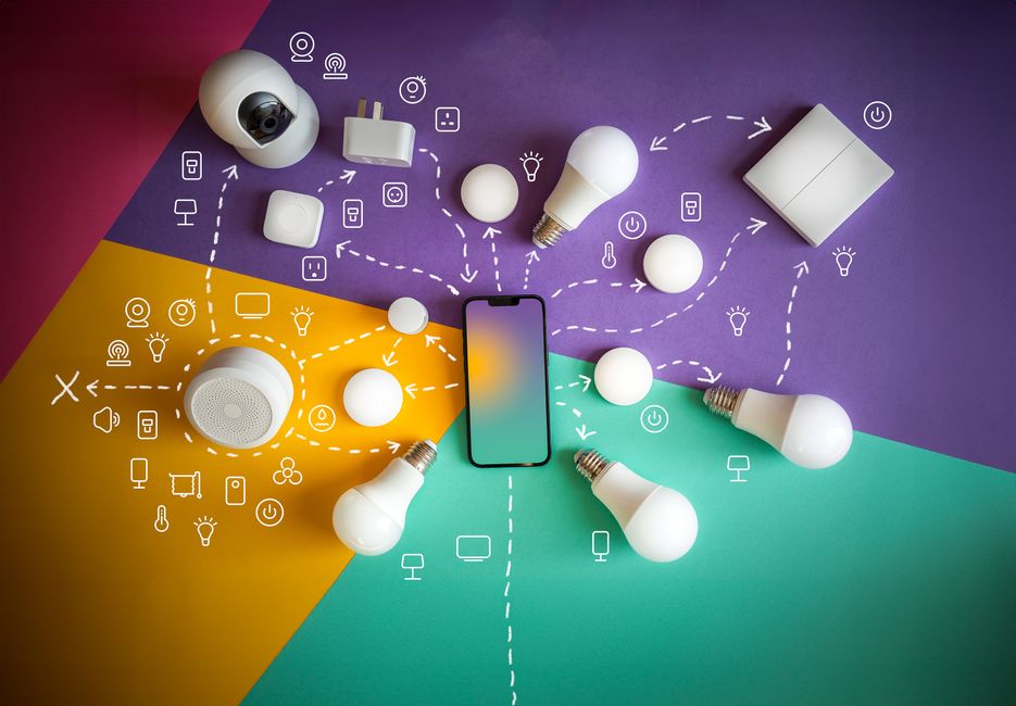 Imagem representando inovação e tecnologia com lâmpadas inteligentes, dispositivos conectados e um smartphone, simbolizando criatividade e soluções tecnológicas.