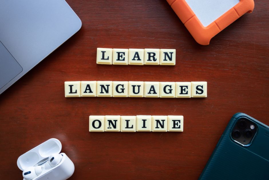 Imagem que representa o aprendizado de idiomas online, destacando a tecnologia e recursos digitais utilizados nesse processo.