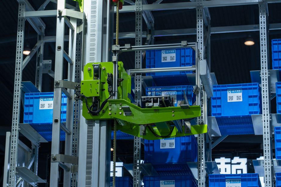 Imagem de um sistema de automação inteligente em um centro de distribuição, destacando a tecnologia e a logística no ambiente industrial.