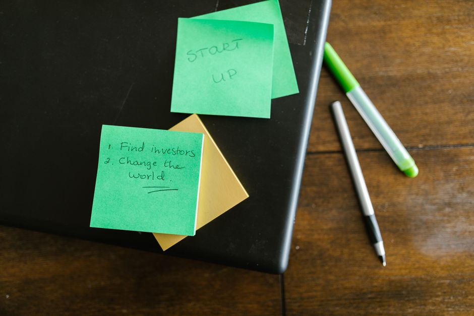 Notas adesivas com ideias e frases motivacionais para iniciar um empreendimento, sobre planejamento e inovação.