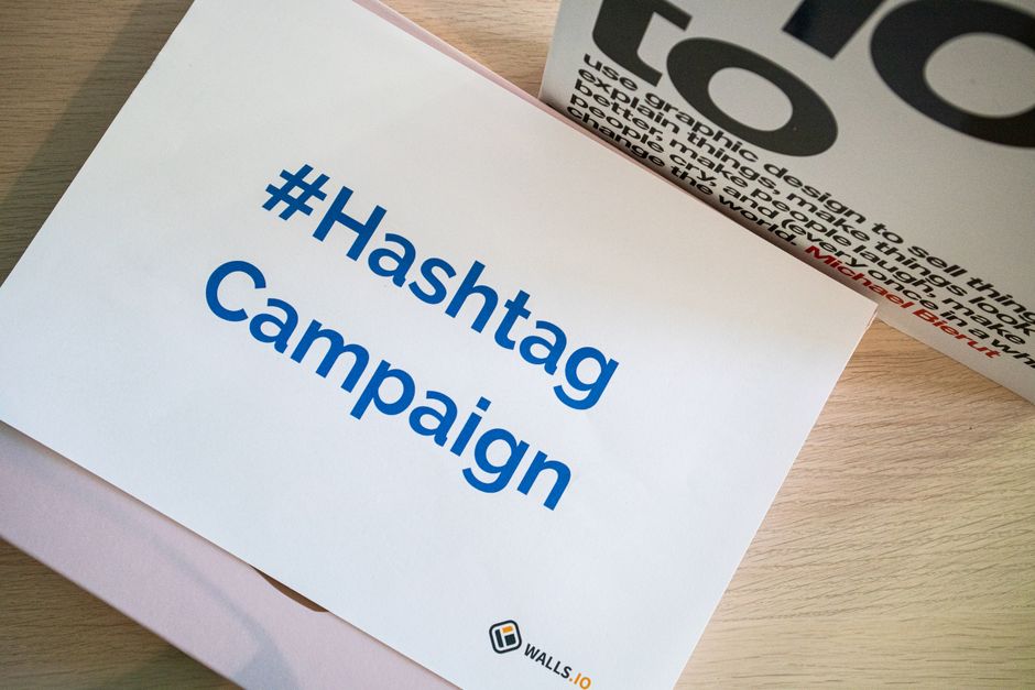Imagem com foco em estratégias de marketing digital, destacando a importância de hashtags em campanhas de mídia social.