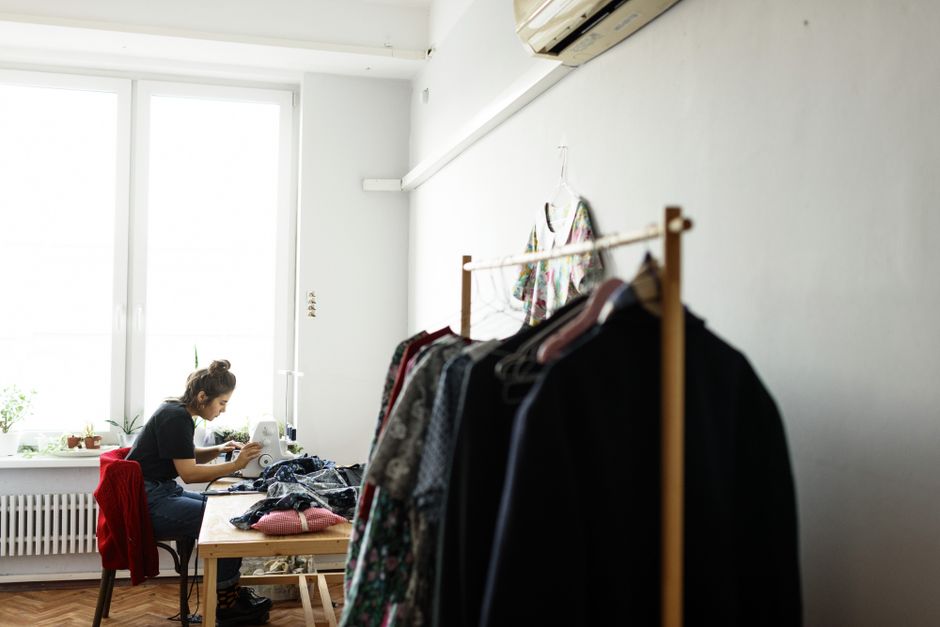 Como apoiar criadores de moda independentes em 2026: Guia completo