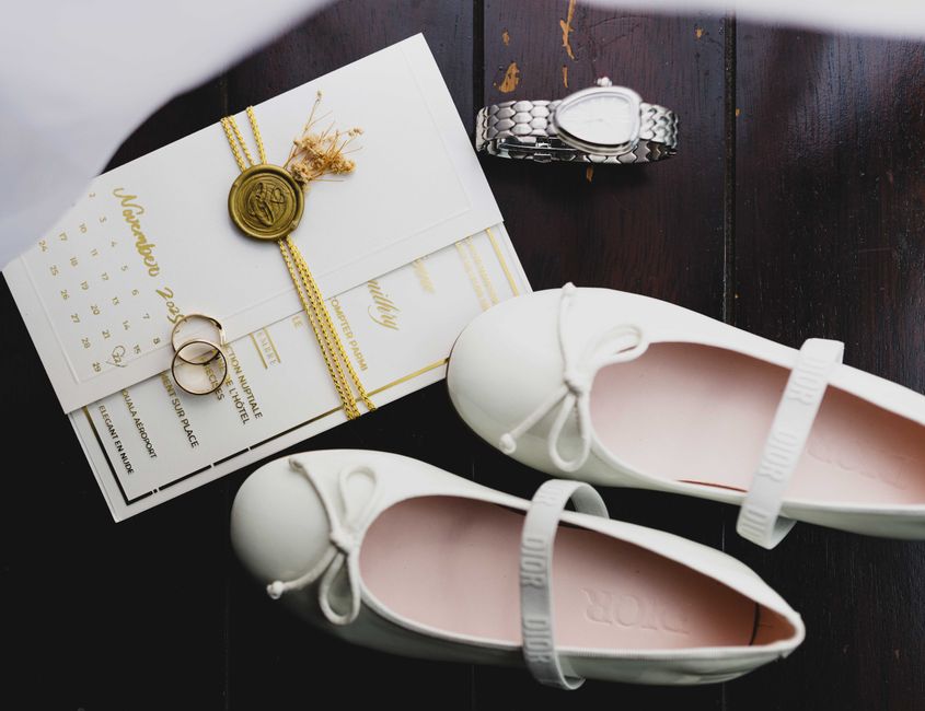 Imagem de roupas de casamento e acessórios, simbolizando preparação para o casamento ou eventos sociais elegantes.