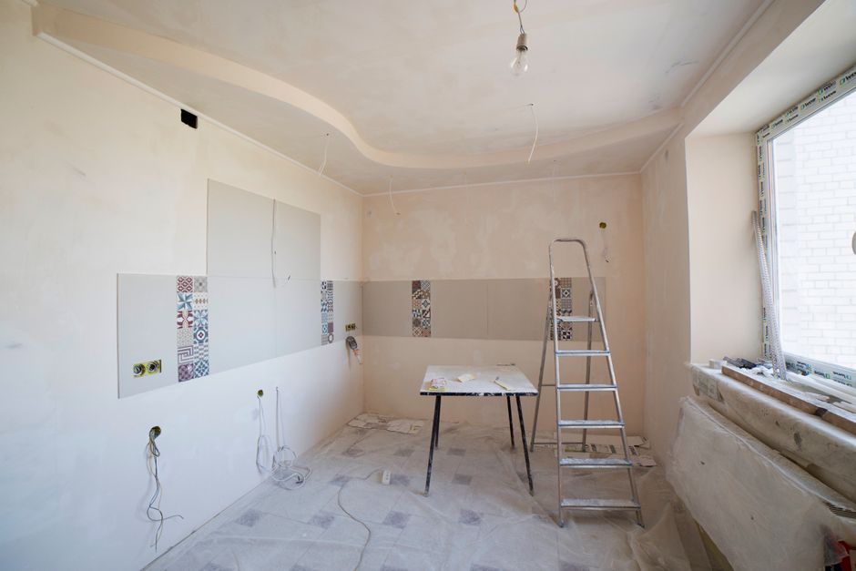 Sala em reforma destacando o processo de renovação e construção de ambientes residenciais ou comerciais.