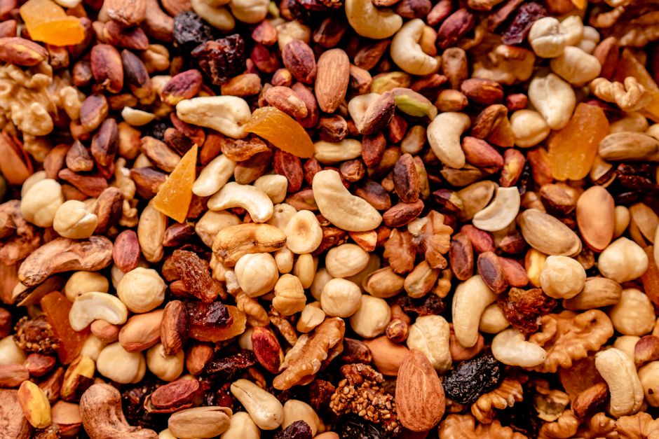 Imagem de uma variedade de nuts diferentes, destacando a diversidade de ingredientes naturais para alimentação saudável.