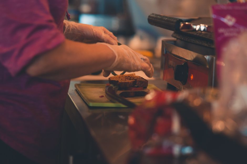 Dicas de cuidados pessoais para quem trabalha na cozinha: Guia completo 2026