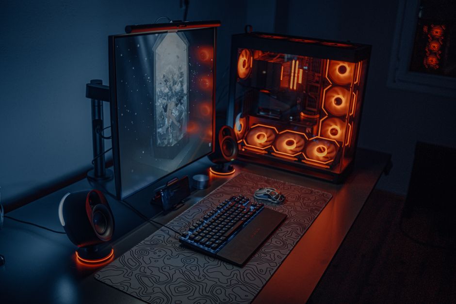 Setup de gaming com iluminação em destaque, ideal para artigos sobre jogos ou tecnologia de computadores.
