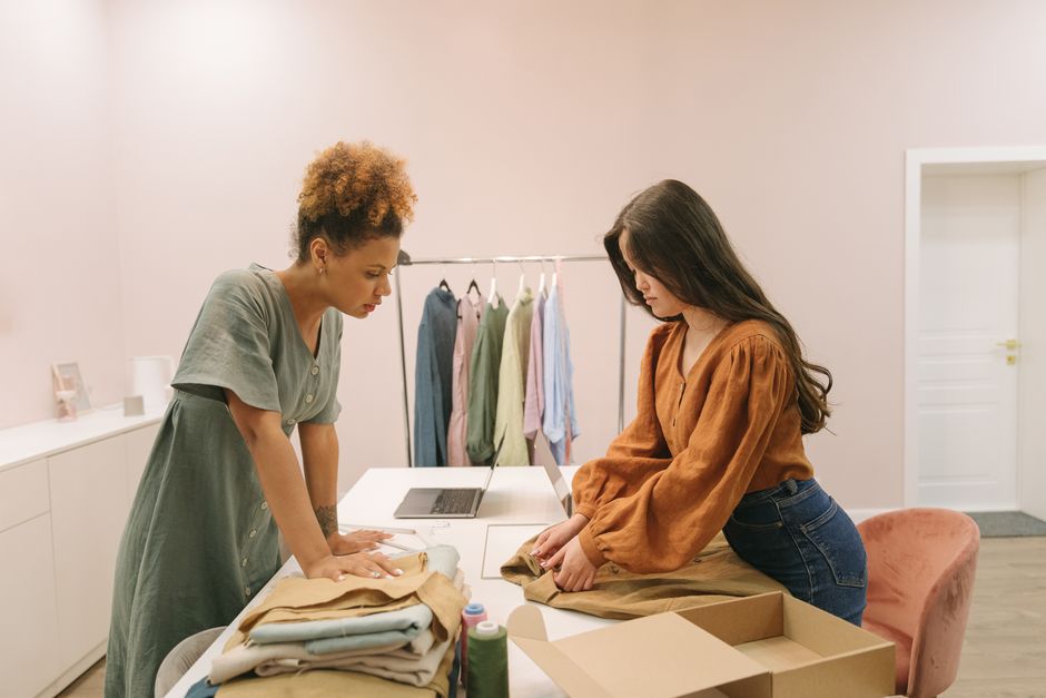 Dicas para evitar problemas trabalhistas em lojas de moda em 2026: Guia completo