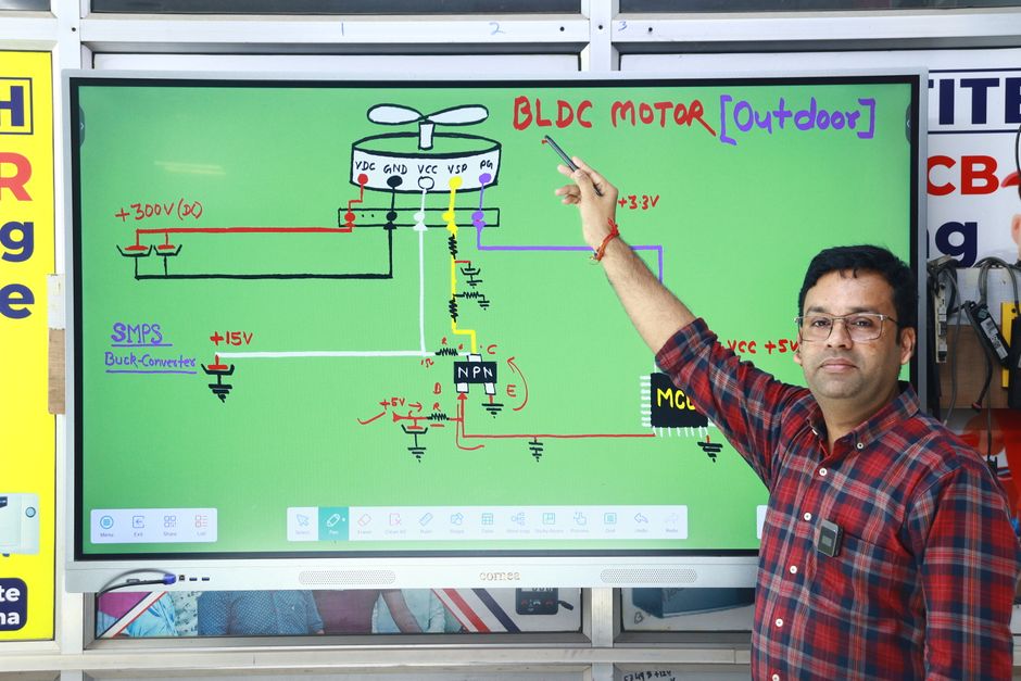 Instrutor explicando um circuito eletrônico de motor BLDC em um quadro branco digital, utilizado em aulas ou treinamentos técnicos.