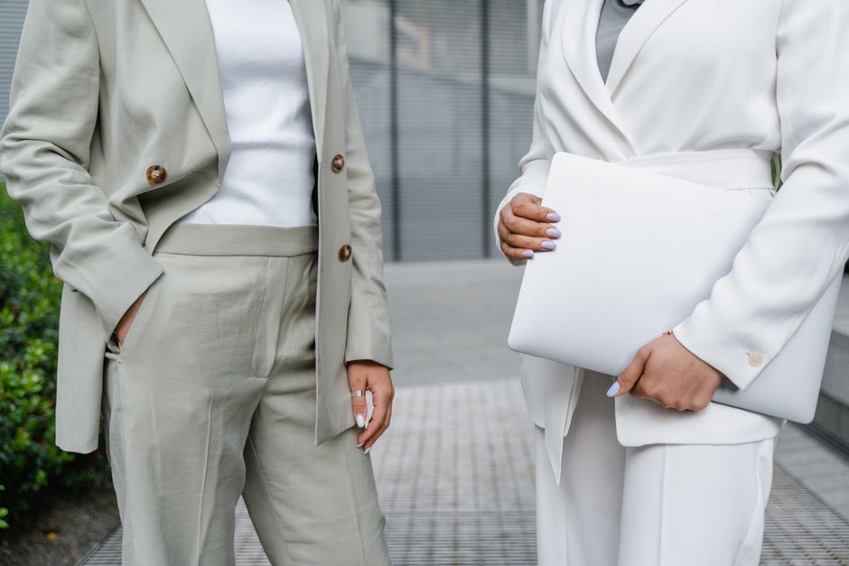 Dicas de como escolher o look ideal para o trabalho em 2026: guia completo