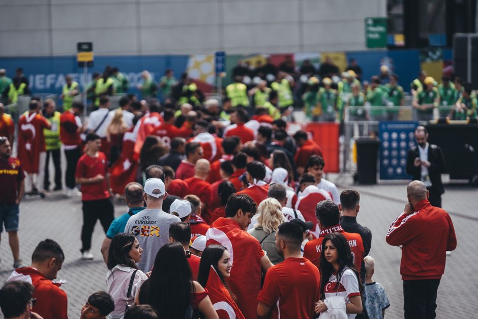 Fila de torcedores aguardando entrada em evento esportivo, demonstrando entusiasmo e união da torcida.