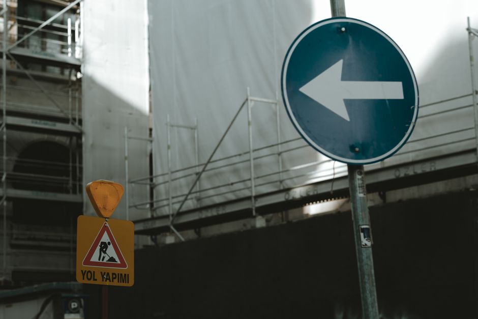 Dicas para evitar multas de trânsito em obras e canteiros de construção em 2026