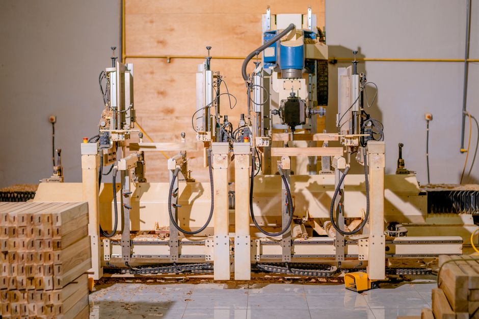 Fotografia de uma máquina automatizada em um ambiente de produção industrial, destacando tecnologia e inovação na manufatura.