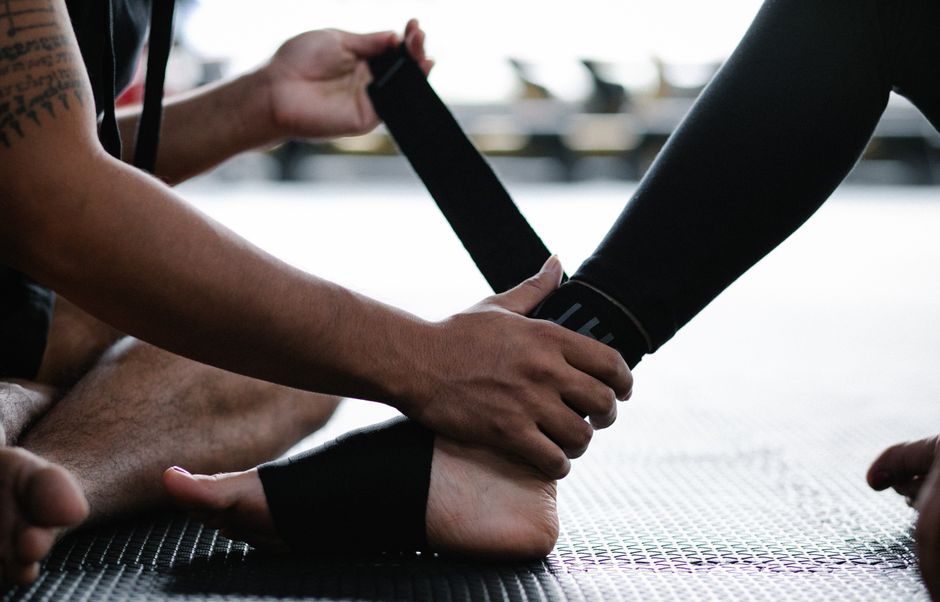 Demonstração de uma aula de jiu-jitsu, focando na técnica de agarramento e controle entre os alunos.