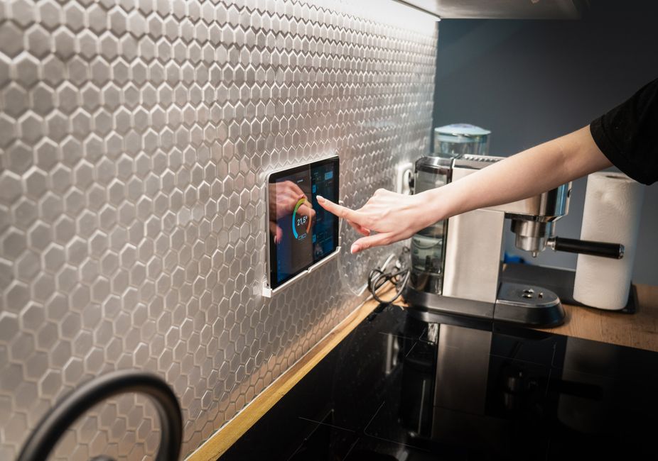 Pessoa ajustando configurações de uma máquina de café automatizada em uma cafeteria moderna.