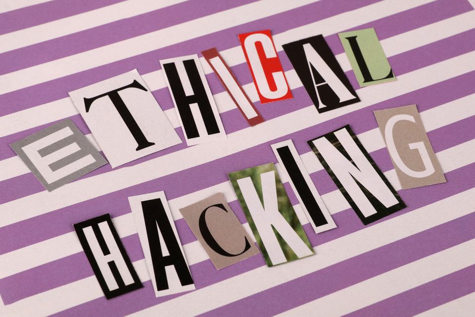 Imagem criativa com letras recortadas formando as palavras 'ethical hacking', ideal para artigos sobre segurança da informação ou cibersegurança.