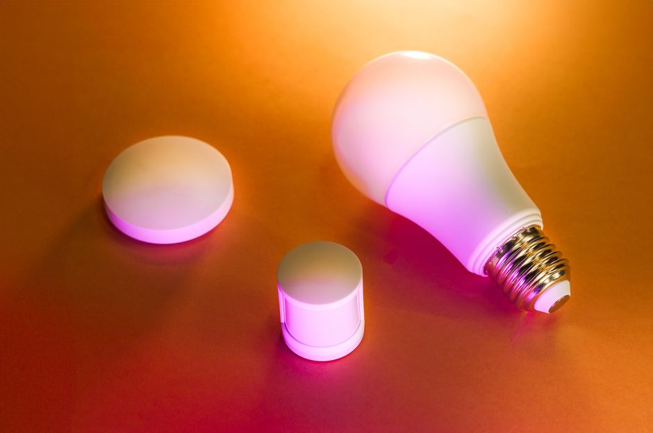 Imagem ilustrativa de uma lâmpada inteligente com controles de iluminação, representando tecnologia e inovação em automação residencial.