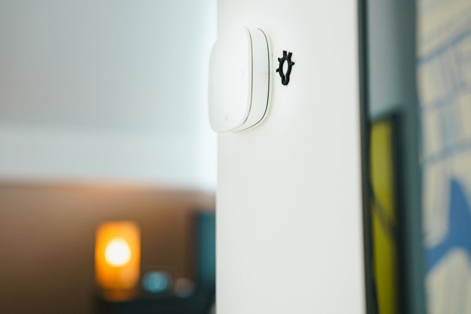Sensor de fumaça instalado na parede de um ambiente interno, destacando a segurança contra incêndios.