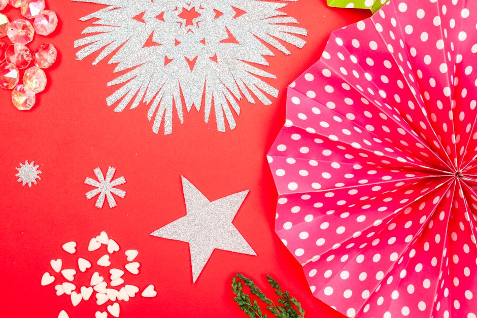 Imagem festiva com enfeites coloridos e elementos decorativos para comemoração ou celebração especial.