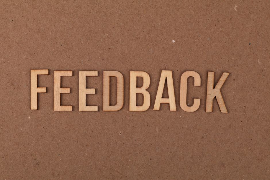 Imagem com a palavra 'Feedback' em destaque, simbolizando a importância de avaliações e melhorias em ambientes profissionais ou de aprendizagem.