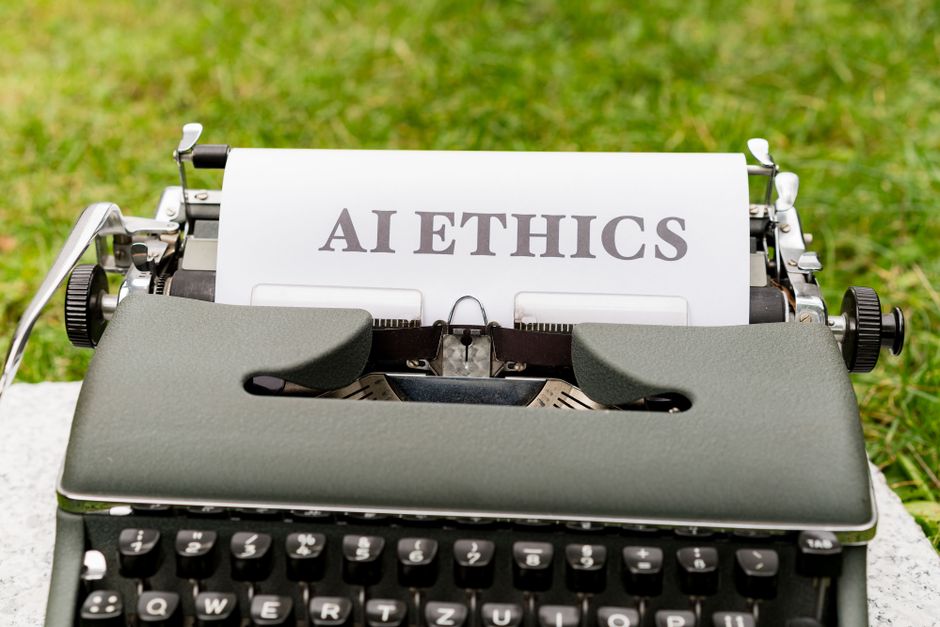 Máquina de escrever em um ambiente ao ar livre com a palavra 'AI Ethics' impressa, simbolizando a reflexão sobre ética na inteligência artificial.