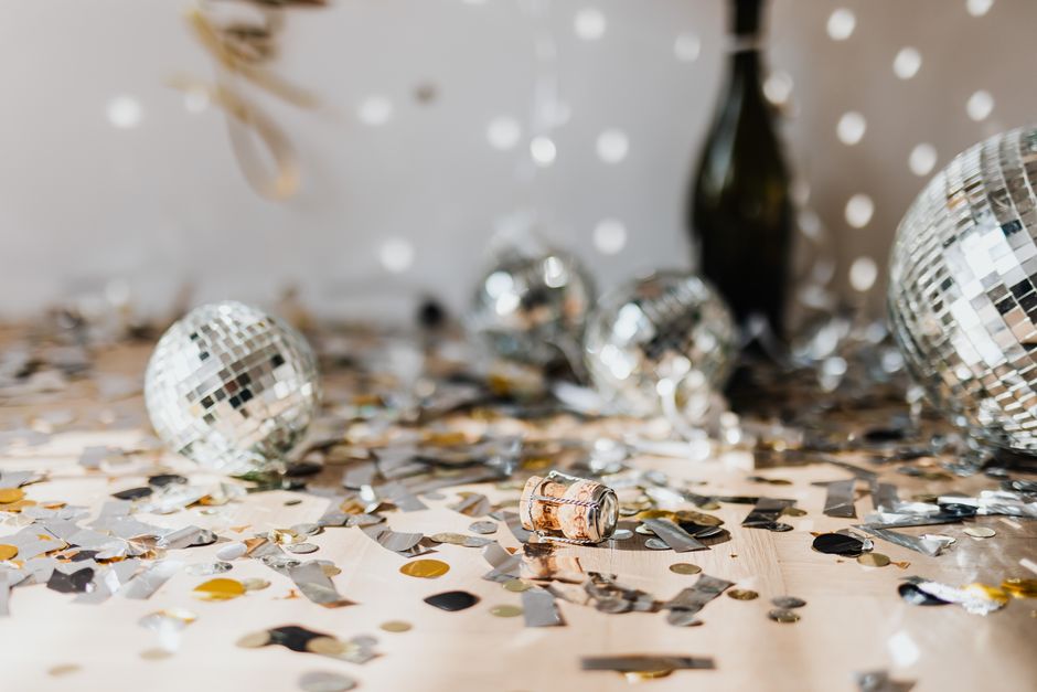 Decoração de celebração com elementos de festa e brilho, ideal para artigos sobre comemorações e eventos especiais.