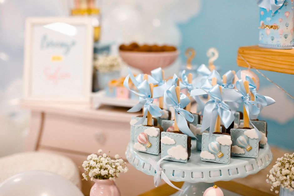Balé de lembrancinhas decoradas com tema celeste, ideal para festa infantil ou chá de bebê, com detalhes delicados e cores suaves.