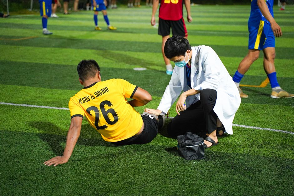 O que fazer em caso de lesão em jogo de futebol amador: guia completo 2026