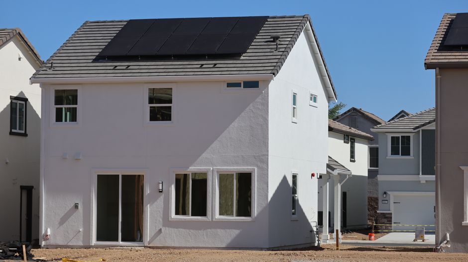 Imagem de uma casa recém-construída em um bairro residencial, destacando o projeto arquitetônico e o acabamento externo.