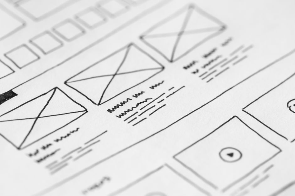 Esboço de um projeto de site ou aplicativo, destacando a estrutura de layout e interface de usuário para design web.