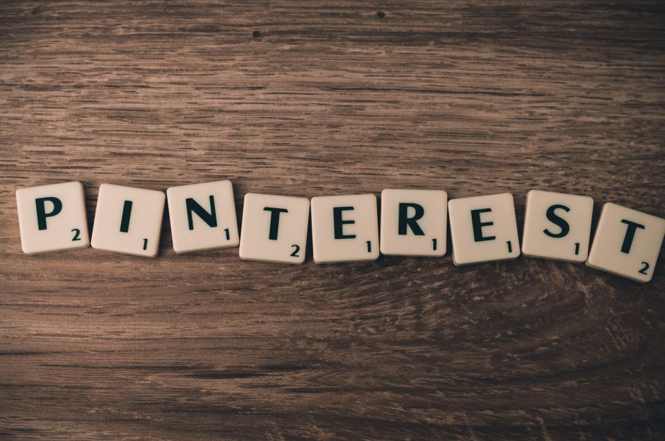 Imagem com blocos de letras formando a palavra 'Pinterest', representando o tema de redes sociais e marketing digital.