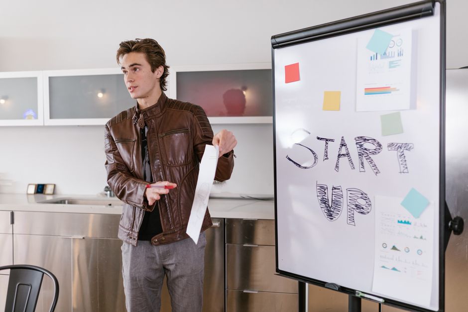 Homem apresentando ideias inovadoras em um ambiente de equipe para impulsionar um início de projeto.