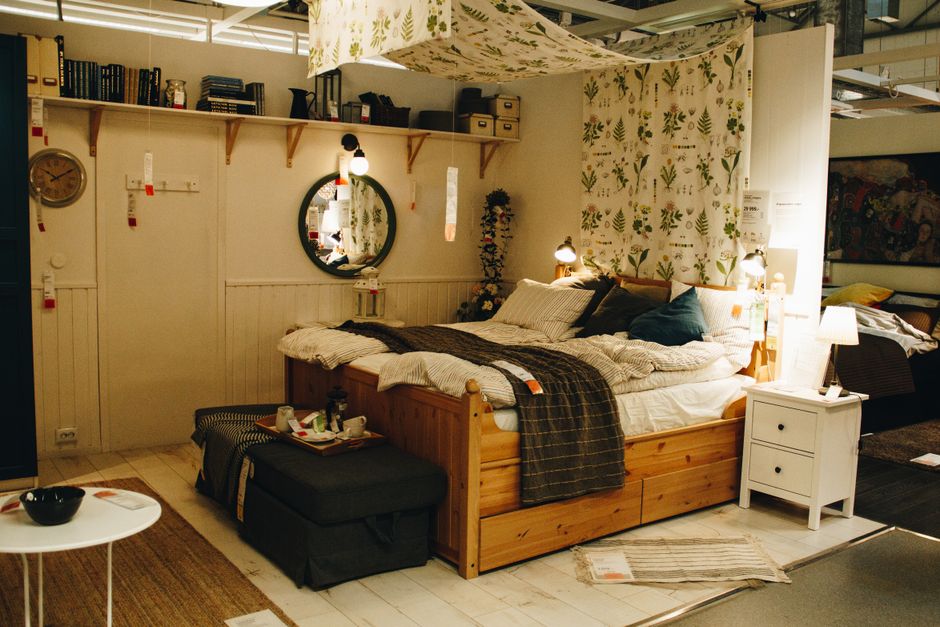 Quarto aconchegante com decoração rústica e recursos de iluminação que criam um ambiente acolhedor.