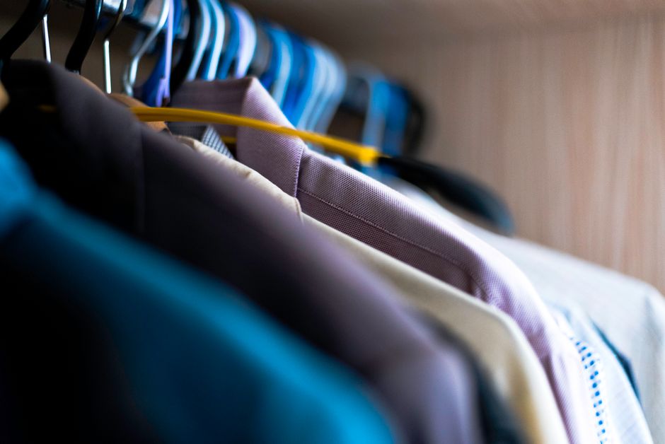 Dicas de organização do guarda-roupa para facilitar o dia a dia em 2026