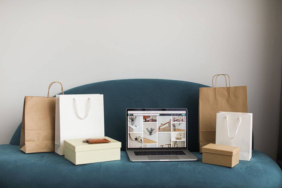 Imagem de uma bancada com compras online de decoração e móveis, representando tendências de consumo e compras pela internet.