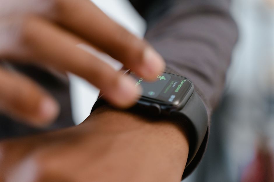 Pessoa verificando notificações ou monitorando atividades no smartwatch durante uma rotina diária.