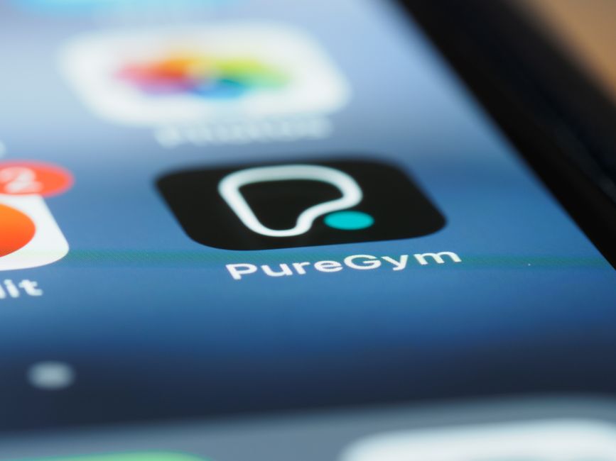 Imagem de um ícone de aplicativo de fitness na tela de um smartphone, representando saúde e bem-estar digital.