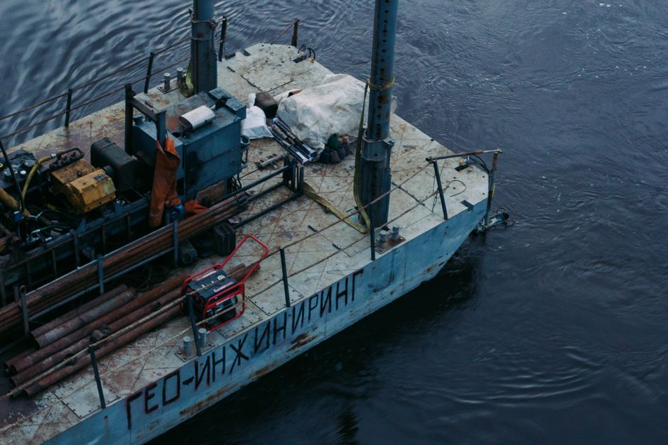 Imagem de um equipamento de geointeiring em uma embarcação no rio, preparado para trabalhos de mapeamento e análise geotécnica.