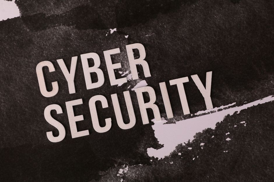 Imagem relacionada à segurança cibernética, ilustrando a importância da proteção de dados digitais.