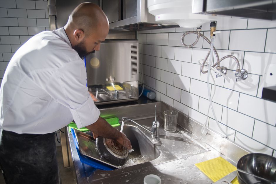 Como evitar entupimento de pia na cozinha do restaurante em 2026: guia completo
