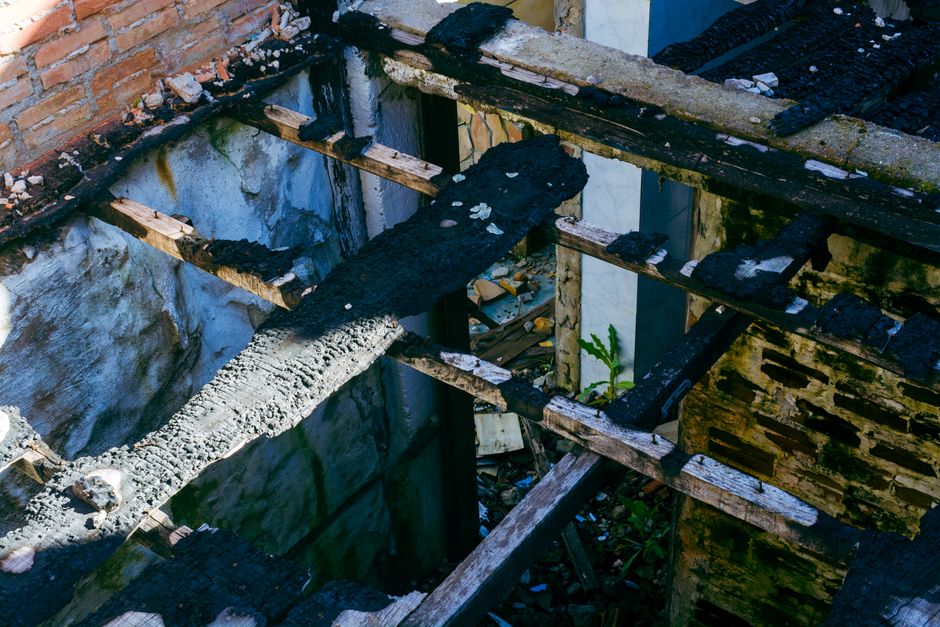 Estrutura de uma construção antiga e desgastada, destacando o conceito de deterioração e abandono em obras civis.