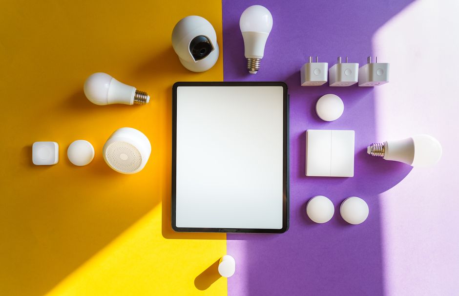 Imagem moderna com iluminação LED e dispositivos tecnológicos, destacando inovação e eficiência energética.