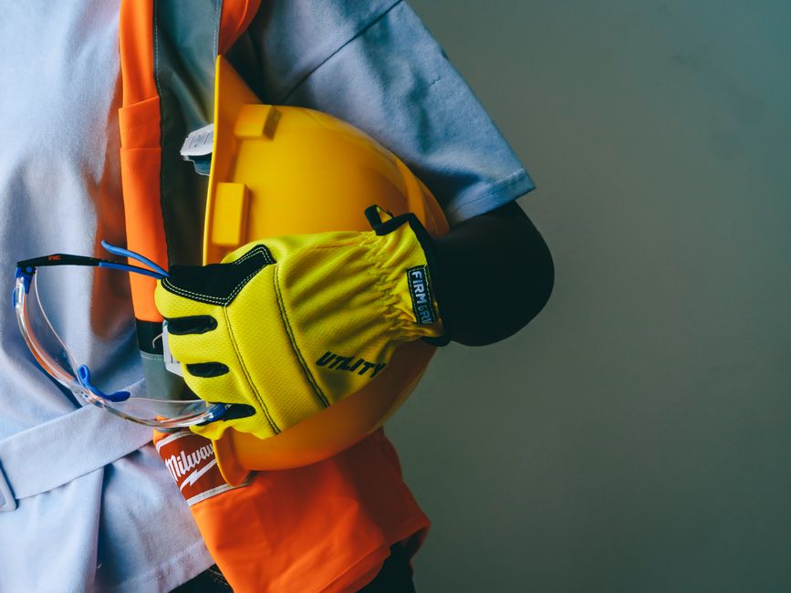 Imagem de equipamento de segurança e vestimenta de proteção, ideal para artigos sobre segurança no trabalho ou obras de construção.