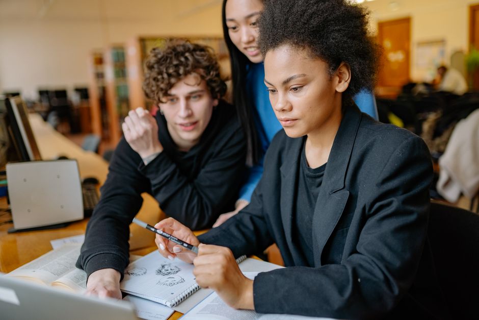 Dicas para estudantes divulgarem seus trabalhos online em 2026: Guia completo