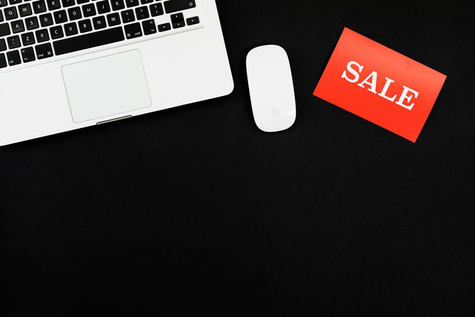 Imagem que representa estratégias de vendas e marketing digital, com foco em promoções e descontos online.