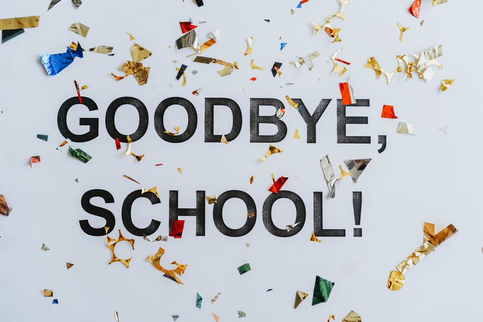 Mensagem de despedida escolar com confetes coloridos espalhados ao redor do texto 'Goodbye, School!'.