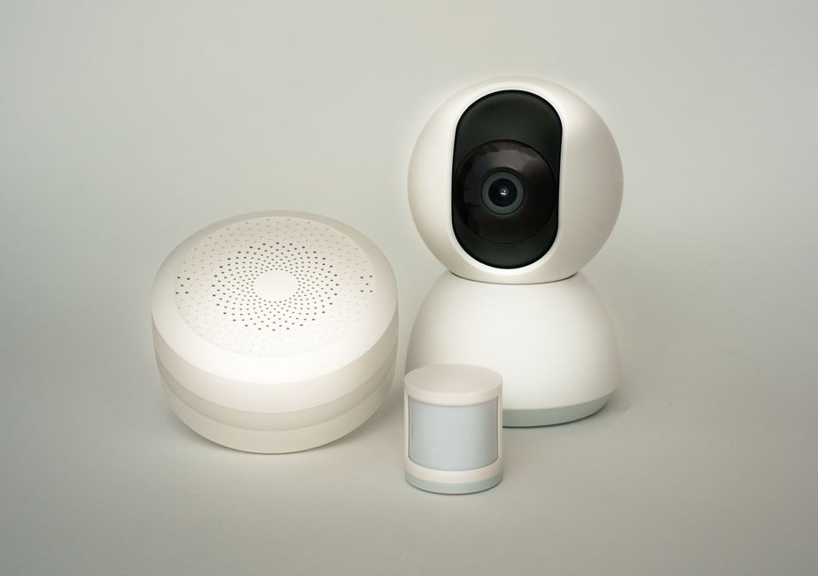 Imagem de um conjunto de dispositivos de segurança e monitoramento inteligente para residências modernas.