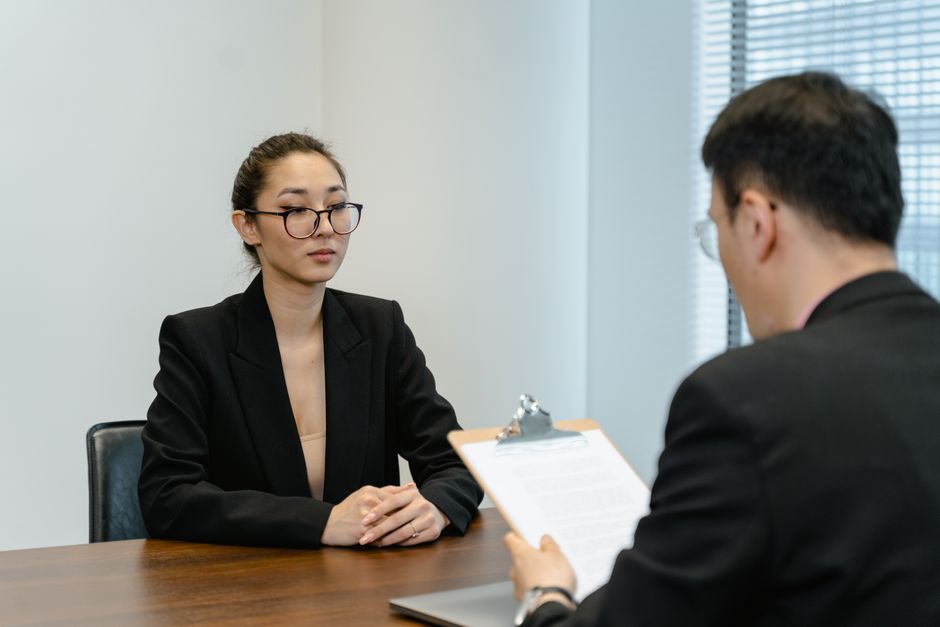 Como escolher roupas para entrevista de emprego em 2026: guia completo